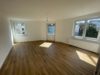 Zentral gelegene, frisch sanierte, helle Zweizimmerwohnung mit großer Wohnküche - Wohnzimmer.jpg